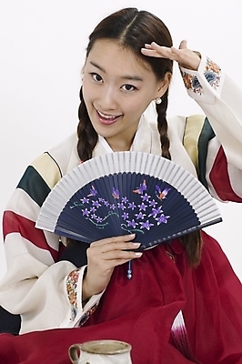 포토 JPG 스튜디오촬영 모델 한국전통 여자 명절 포즈 모션 새해 실내 표정 한명 사람 앉기 상반신 20대 성인 설날 한국인 부채 전통의상 한복 여자만 여자한명만 성인여자만 청년만 청년여자만 성인한명만 청년여자한명만 성인여자한명만 성인만 국내포토 1 전통 기념일 한국 동양인 청년 내부 파일형식