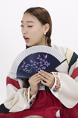 포토 JPG 스튜디오촬영 모델 한국전통 여자 명절 포즈 모션 실내 표정 한명 사람 앉기 상반신 20대 성인 한국인 부채 전통의상 한복 여자만 여자한명만 성인여자만 청년만 청년여자만 성인한명만 청년여자한명만 성인여자한명만 성인만 국내포토 1 전통 기념일 한국 동양인 청년 내부 파일형식