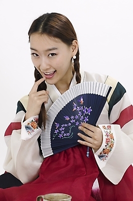 포토 JPG 스튜디오촬영 모델 한국전통 여자 명절 포즈 모션 새해 실내 표정 한명 사람 앉기 상반신 20대 성인 설날 한국인 부채 전통의상 한복 여자만 여자한명만 성인여자만 청년만 청년여자만 성인한명만 청년여자한명만 성인여자한명만 성인만 국내포토 1 전통 기념일 한국 동양인 청년 내부 파일형식