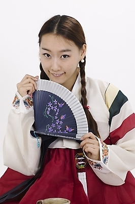 포토 JPG 스튜디오촬영 모델 한국전통 여자 명절 포즈 모션 새해 실내 표정 한명 사람 앉기 상반신 20대 성인 설날 한국인 부채 전통의상 한복 여자만 여자한명만 성인여자만 청년만 청년여자만 성인한명만 청년여자한명만 성인여자한명만 성인만 국내포토 1 전통 기념일 한국 동양인 청년 내부 파일형식