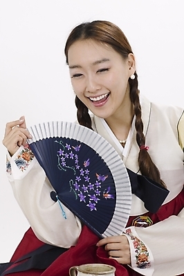 포토 JPG 스튜디오촬영 모델 한국전통 여자 명절 포즈 모션 실내 표정 한명 사람 앉기 상반신 20대 성인 한국인 부채 전통의상 한복 여자만 여자한명만 성인여자만 청년만 청년여자만 성인한명만 청년여자한명만 성인여자한명만 성인만 국내포토 1 전통 기념일 한국 동양인 청년 내부 파일형식