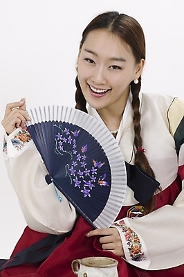 포토 JPG 스튜디오촬영 모델 한국전통 여자 명절 포즈 모션 실내 표정 한명 사람 앉기 상반신 20대 성인 한국인 부채 전통의상 한복 여자만 여자한명만 성인여자만 청년만 청년여자만 성인한명만 청년여자한명만 성인여자한명만 성인만 국내포토 1 전통 기념일 한국 동양인 청년 내부 파일형식