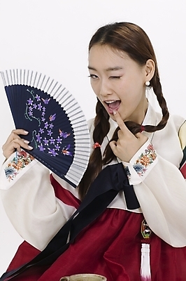 포토 JPG 스튜디오촬영 모델 한국전통 여자 명절 포즈 모션 실내 표정 한명 사람 앉기 상반신 20대 성인 한국인 부채 전통의상 한복 여자만 여자한명만 성인여자만 청년만 청년여자만 성인한명만 청년여자한명만 성인여자한명만 성인만 국내포토 1 전통 기념일 한국 동양인 청년 내부 파일형식