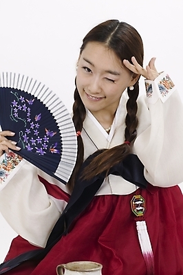 포토 JPG 스튜디오촬영 모델 한국전통 여자 명절 포즈 모션 실내 표정 한명 사람 앉기 상반신 20대 성인 한국인 부채 전통의상 한복 여자만 여자한명만 성인여자만 청년만 청년여자만 성인한명만 청년여자한명만 성인여자한명만 성인만 국내포토 1 전통 기념일 한국 동양인 청년 내부 파일형식