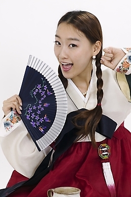 포토 JPG 스튜디오촬영 모델 한국전통 여자 명절 포즈 모션 실내 표정 한명 사람 앉기 상반신 20대 성인 한국인 부채 전통의상 한복 여자만 여자한명만 성인여자만 청년만 청년여자만 성인한명만 청년여자한명만 성인여자한명만 성인만 국내포토 1 전통 기념일 한국 동양인 청년 내부 파일형식