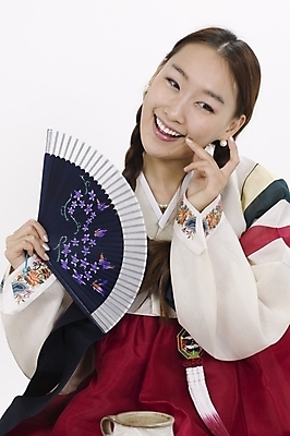 포토 JPG 스튜디오촬영 모델 한국전통 여자 명절 포즈 모션 새해 실내 표정 한명 사람 앉기 상반신 20대 성인 설날 한국인 부채 전통의상 한복 여자만 여자한명만 성인여자만 청년만 청년여자만 성인한명만 청년여자한명만 성인여자한명만 성인만 국내포토 1 전통 기념일 한국 동양인 청년 내부 파일형식