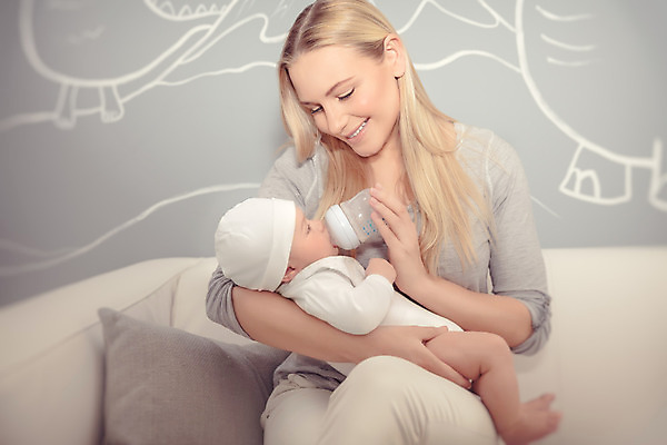 포토 JPG 해외이미지 전신 백인 여자 행복 가족 엄마 사랑 들기 사람 상반신 성인 두명 앞모습 옆모습 눕기 기쁨 육아 우유 마시기 아기 잡기 젖병 먹기 돌봄 수유 의료성형뷰티 해외202004 해외포토 서양인 감정 뷰포인트 관계 모션 유제품 아기용품 파일형식