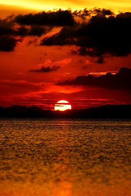포토 JPG 해외이미지 바다 백그라운드 자연 하늘 풍경 사람없음 빨간색 빛 햇빛 태양 반사 노란색 일출 황혼 일몰 수평선 해외202004 해외포토 자연요소 컬러 노을 생태계 파일형식
