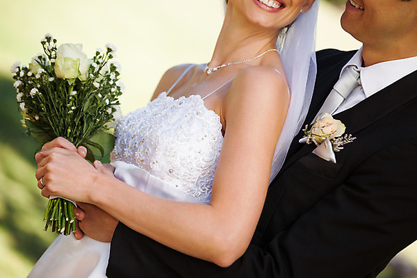 포토 JPG 해외이미지 주간 커플 공원 여자 남자 신부 신랑 결혼 포옹 결혼식 남편 서기 정장 20대 성인 야외 두명 옆모습 30대 낭만 성인만 해외202004 해외포토 자연요소 옷 공공시설 뷰포인트 컨셉 관계 안기 모션 사람 이벤트 청년 장년 파일형식