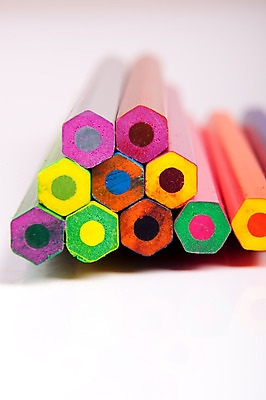 포토 JPG 해외이미지 분홍색 백그라운드 색연필 미술 사람없음 목재 빨간색 초록색 파란색 컬러풀 갈색 노란색 보라색 오브젝트 날카로움 스펙트럼 해외202004 해외포토 나무 컬러 재료 문화예술 학용품 파일형식