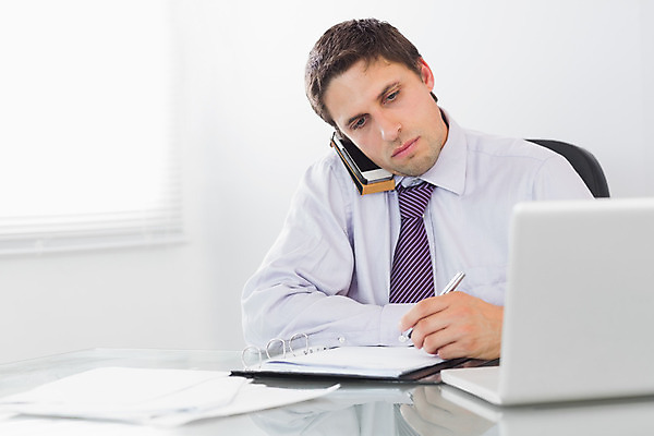 포토 JPG 해외이미지 백인 남자 비즈니스 직장 실내 한명 앉기 성인 30대 노트북 스마트폰 사무실 펜 다이어리 비즈니스맨 무선전화기 스마트 책상 문서 스타일 내려보기 해외202004 해외포토 서양인 1 가구 컨셉 회사 모션 사람 내부 장년 전자제품 핸드폰 스마트기기 필기구 사무용품 직장인 전화기 파일형식