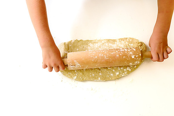 포토 JPG 해외이미지 백인 모자 손 행복 어린이 음식 빵 가족 놀이 탁자 요리 미소 사람 소년 쿠키 주방 요리사 앞치마 빵집 흰색 굽기 준비 반죽 만들기 밀가루 밀가루반죽 제빵사 해외202004 해외포토 서양인 직업 잡화 남자 감정 컬러 가구 관계 모션 디저트 표정 신체부위 상점 가루 구이 파일형식