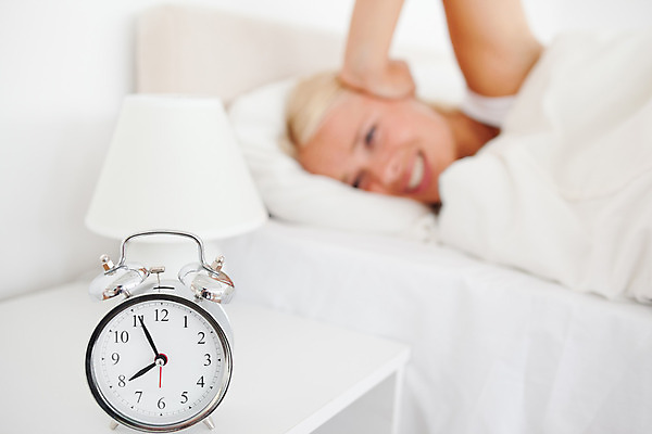 포토 JPG 해외이미지 라이프스타일 여자 시계 컨셉 베개 아침 휴식 스트레스 주택 실내 피곤 한명 20대 일상 눕기 머리 소리 침실 분노 짜증 흰색 침대 잠 좌절 불만 게으름 해외202004 해외포토 주간 1 감정 컬러 가구 침구 모션 사람 청년 내부 건물 라이프 생활 신체부위 파일형식