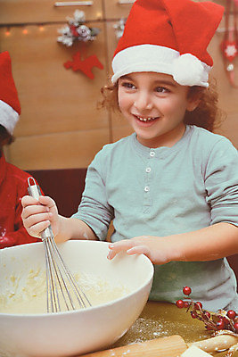포토 JPG 해외이미지 백인 전통 행복 어린이 음식 크리스마스 탁자 요리 한명 사람 소년 빨간색 산타클로스 쿠키 주방 축제 빵집 축하 아기 달콤 굽기 준비 반죽 만들기 밀가루 제빵사 해외202004 해외포토 서양인 직업 1 기념일 남자 감정 컬러 가구 컨셉 모션 디저트 상점 맛 가루 구이 파일형식