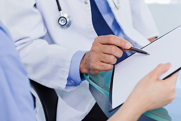 포토 JPG 해외이미지 백인 직업 종이 유니폼 청진기 협력 직장 함께함 실내 건강 병원 실험 앉기 내부 두명 사무실 약 펜 공책 간호사 의사 코트 잡기 업무 작업 책상 보고서 문서 처방 돌봄 서류판 의료성형뷰티 해외202004 해외포토 서양인 옷 가구 컨셉 회사 비즈니스 의학 의료기기 모션 문구용품 사람 필기구 사무용품 외투 의료진 파일형식