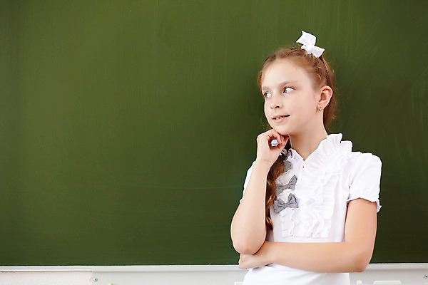 포토 JPG 해외이미지 백인 학생 여학생 여자 교육 어린이 교실 학교 수업 실내 한명 서기 사람 책 초록색 칠판 수학 분필 소녀한명만 해외202004 해외포토 서양인 1 컬러 교과목 모션 내부 초크 여자한명만 소녀만 파일형식