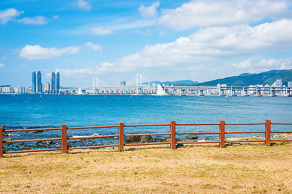 포토 JPG 해외이미지 구름 아시아 바다 건축양식 교통시설 하늘 한국 풍경 사람없음 건물 물 금융 도시풍경 탑 도시 도심 지역 남쪽 해외202004 해외포토 자연요소 건축물 건축 나라 교통 경제 방향 시설 파일형식