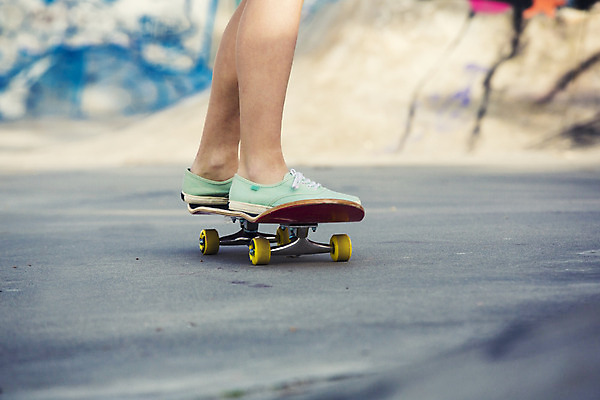 포토 JPG 해외이미지 백인 라이프스타일 여자 스포츠 운동화 발 거리 한명 사람 성인 야외 도시 스케이트보드 스케이터 성인여자한명만 해외202004 해외포토 서양인 1 신발 운동선수 생활 신체부위 보드_스포츠 여자한명만 성인여자만 파일형식