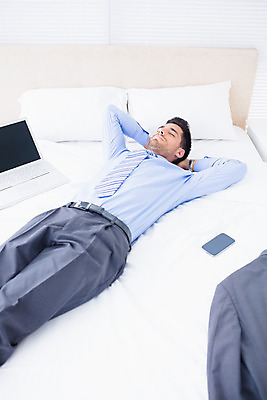 포토 JPG 해외이미지 백인 남자 여유 쿠션 셔츠 가정 베개 넥타이 휴식 아파트 실내 한명 사람 20대 노트북 스마트폰 침실 이불 침대 잠 비즈니스맨 낮잠 해외202004 해외포토 서양인 1 잡화 감정 가구 컨셉 상의 비즈니스 침구 주택 청년 내부 전자제품 핸드폰 스마트기기 직장인 파일형식