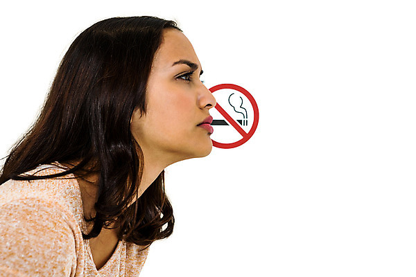 포토 JPG 해외이미지 여자 담배 한명 서기 상반신 20대 성인 옆모습 흰배경 금연 금연표지판 성인여자한명만 해외202004 해외포토 1 캠페인 뷰포인트 백그라운드 모션 사람 청년 흰색 표지판 사회이슈 여자한명만 성인여자만 파일형식