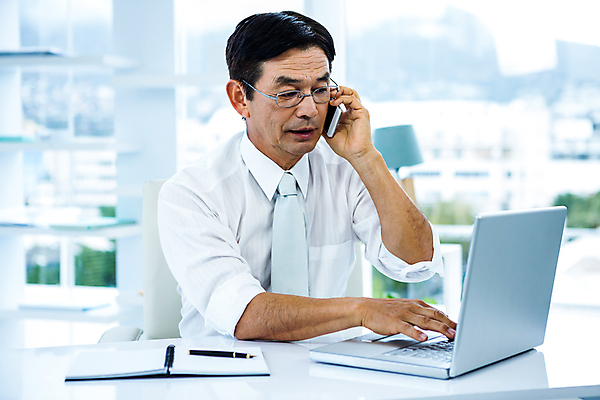 포토 JPG 해외이미지 남자 커피 회사 비즈니스 탁자 넥타이 무선통신 직장 실내 한명 앉기 정장 컵 노트북 스마트폰 핸드폰 사무실 키보드 비즈니스맨 60대 무선전화기 스마트 집중 책상 스타일 해외202004 해외포토 1 식기 잡화 옷 노년 음료 가구 컨셉 통신 모션 사람 내부 전자제품 스마트기기 직장인 전화기 파일형식