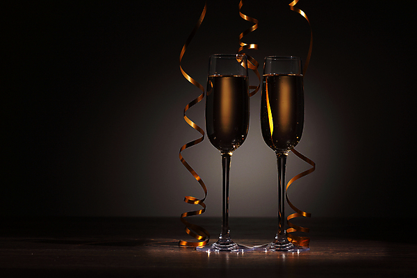 포토 JPG 해외이미지 디자인 기념일 행복 리본 음료 백그라운드 크리스마스 겨울 검은배경 새로움 기념 선물 사랑 사람없음 빛 상자 파티 축제 낭만 축하 알코올 샴페인 샴페인잔 해외202004 해외포토 계절 감정 컨셉 술잔 주류 이벤트 검은색 파일형식