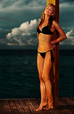 포토 JPG 해외이미지 모양 모델 직업 여자 수영복 포즈 신체 휴식 건강 한명 사람 야외 비키니 금발 숫자 섹시 유행 항구 기쁨 우아함 선탠 저녁 유혹 갑판 날씬함 피부 찬성 섹슈얼리티 완벽 스타일 해외202004 해외포토 문자 1 헤어스타일 옷 감정 컨셉 배_교통 교통시설 신체부위 야간 몸매 파일형식