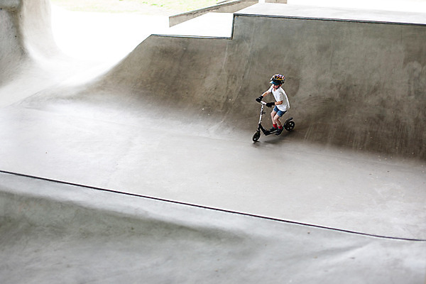 포토 JPG 해외이미지 라이프스타일 공원 남자 문화 어린이 스포츠 포즈 신발 거리 스웨덴 사람 경사 소년 성인 사람없음 야외 10대 운동 우주 스케이트 스쿠터 도시 스케이트보드 승차 헬멧 장애물 연습 롤러 스케이터 사춘기 스칸디나비아 해외202004 해외포토 공공시설 스포츠용품 모션 청소년 운동선수 건강 북유럽 생활 오토바이 보드_스포츠 보호장비 파일형식