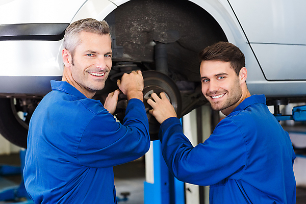포토 JPG 해외이미지 백인 직업 남자 행복 자동차 노동자 실내 작업복 20대 성인 두명 30대 파란색 바퀴 작업실 기술자 수리 동료 직원 서비스 타이어 정비공 정비소 차고 성인남자만 해외202004 해외포토 서양인 옷 감정 육상교통 컬러 관계 사람 청년 내부 장년 남자만 성인만 파일형식