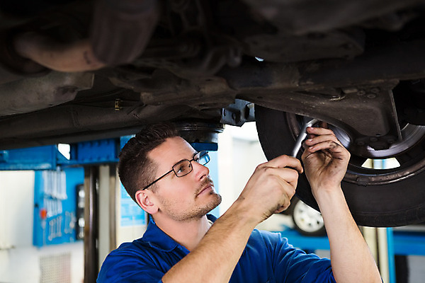 포토 JPG 해외이미지 백인 직업 남자 안경 자동차 노동자 실내 작업복 한명 20대 성인 파란색 공구 스패너 바퀴 작업실 기술자 수리 집중 서비스 타이어 정비공 정비소 차고 성인남자한명만 해외202004 해외포토 서양인 1 잡화 옷 육상교통 컬러 컨셉 사람 청년 내부 도구 남자한명만 성인남자만 파일형식