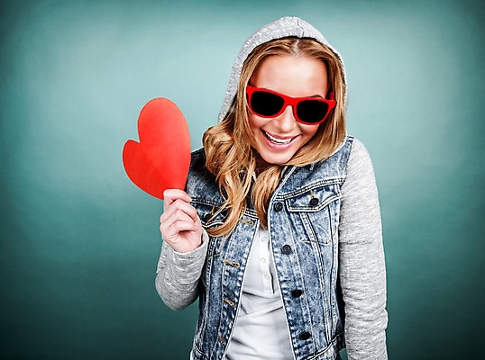 포토 JPG 해외이미지 모델 학생 여자 행복 종이 백그라운드 컨셉 관계 청소년 휴가 발렌타인데이 관리 선물 사랑 한명 웃음 사람 10대 빨간색 파란색 선글라스 유행 기쁨 하트 인사 자신감 신용카드 엽서 고립 스타일 해외202004 해외포토 모양 1 감정 안경 컬러 데이이벤트 표정 금융 예절 편지 파일형식