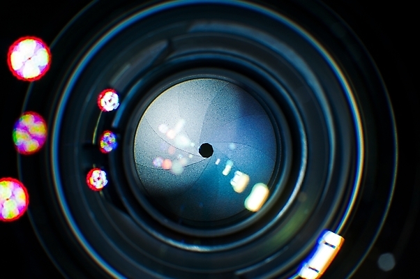 포토 JPG 해외이미지 유리 기술 형상 사람없음 내부 가로 빛 3D 카메라 디지털 원형 구멍 사진사 집중 만들기 붓꽃 광학 정확 해외202004 해외포토 도형 꽃 컨셉 모션 재질 전자제품 작가 디지털합성 파일형식