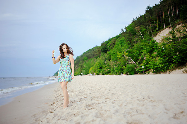 포토 JPG 해외이미지 모델 라이프스타일 드레스 여자 행복 모래 바다 여행 자연 하늘 휴가 갈색머리 한명 야외 빨간색 물 파란색 섹시 유행 흰색 날씬함 해외202004 해외포토 자연요소 1 헤어스타일 옷 감정 컬러 컨셉 사람 생활 몸매 생태계 파일형식