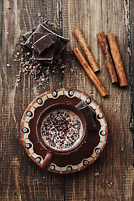 포토 JPG 해외이미지 라이프스타일 커피 음료 음식 탁자 디저트 따뜻함 사람없음 컵 갈색 초콜릿 머그컵 뜨거움 액체 막대기 달콤 향신료 코코아 라떼 해외202004 해외포토 식기 컬러 가구 생활 맛 향미료 파일형식