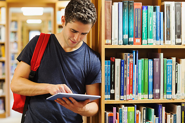 포토 JPG 해외이미지 백인 학생 교육 남자 백그라운드 책장 실내 한명 서기 20대 책 학습 스터디 태블릿 독서 터치 정보 잡기 도서관 읽기 대학교 터치스크린 내려보기 해외202004 해외포토 서양인 1 가구 학교 모션 사람 청년 내부 전자제품 스마트기기 파일형식