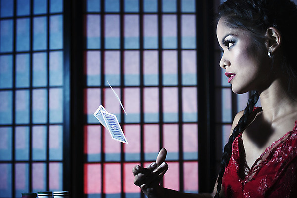 포토 JPG 해외이미지 여자 컨셉 돈 놀이 탁자 성공 한명 정장 빨간색 쌓기 검은색 거래 게임 직물 우승 행운 재산 도박 계획 위험 카지노 기회 포커 중독 잭팟 해외202004 해외포토 1 옷 컬러 가구 모션 사람 금융 최고 트럼프 파일형식