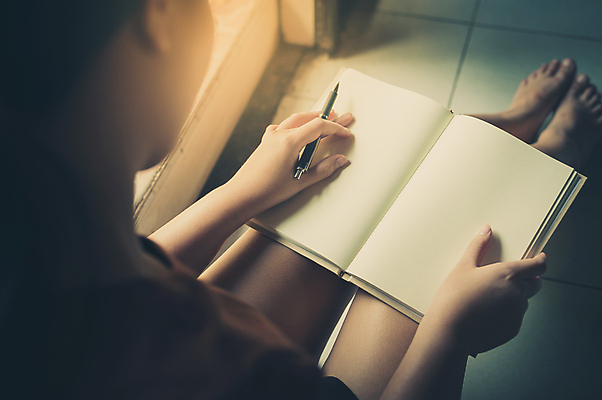 포토 JPG 해외이미지 라이프스타일 응시 교육 행복 창문 아침 추상 휴가 휴식 주택 아이디어 실내 취미 사람없음 책 독서 펜 다이어리 쪽지 공백 방 작업 잡지 작가 집중 읽기 문학 주말 리빙 소셜네트워크 필터 스타일 힙스터 카피스페이스 효과 해외202004 해외포토 주간 직업 시선 패션 감정 컨셉 무늬 모션 내부 건물 생활 간행물 필기구 사무용품 파일형식