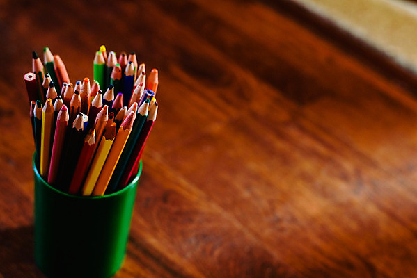 포토 JPG 해외이미지 디자인 교육 종이 어린이 백그라운드 컨셉 비즈니스 텍스트 교실 학교 탁자 문구용품 창조 사람없음 목재 컬러풀 사무실 연필 펜 페인트 공백 활발 기록 그리기 그룹 팔레트 수집 책상 오브젝트 그림 질감 크레파스 각도 구성 줄서기 카피스페이스 해외202004 해외포토 나무 컬러 가구 재료 모션 학용품 사람 필기구 파일형식