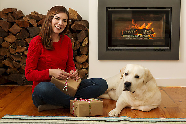 포토 JPG 해외이미지 전신 나무 동물 백인 전통 라이프스타일 계절 여자 행복 컨셉 크리스마스 겨울 가족 탁자 주택 선물포장 선물 사랑 한명 사람 앉기 앞모습 장식 빨간색 반려동물 축하 개 래브라도리트리버 벽난로 이벤트의상 포장소품 성인여자한명만 해외202004 해외포토 서양인 식물 1 옷 기념일 감정 뷰포인트 컬러 가구 포장 포유류 관계 모션 건물 생활 리트리버 오브젝트 포장재료 여자한명만 성인여자만 파일형식