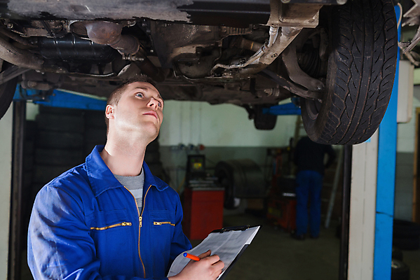 포토 JPG 해외이미지 백인 직업 남자 자동차 노동자 기술 실내 작업복 한명 서기 20대 성인 펜 기록 잡기 작업 작업실 기술자 수리 서비스 준비 타이어 문제 정비공 서류판 정비소 차고 성인남자한명만 해외202004 해외포토 서양인 1 옷 육상교통 모션 사람 청년 내부 필기구 사무용품 남자한명만 성인남자만 파일형식