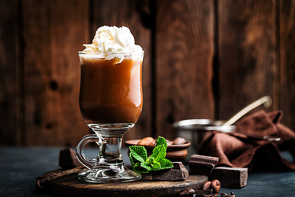 포토 JPG 해외이미지 커피 음료 음식 백그라운드 유리 탁자 아이스크림 디저트 사람없음 컵 갈색 초콜릿 거품 흰색 액체 달콤 설탕 메뉴 코코아 라떼 바닐라 카카오 맛있는 해외202004 해외포토 식기 컬러 가구 재질 맛 파일형식