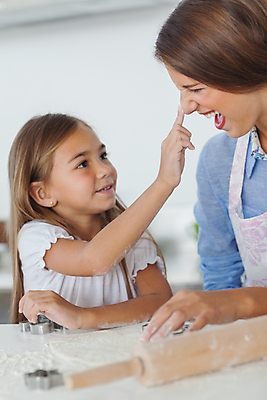포토 JPG 해외이미지 백인 긴머리 여자 딸 행복 어린이 가정 엄마 갈색머리 함께함 실내 사랑 서기 20대 두명 부모 쿠키 주방 앞치마 터치 굽기 코 조리대 반죽 만들기 밀가루 밀대 해외202004 해외포토 서양인 헤어스타일 감정 컨셉 가족 모션 주방용품 디저트 사람 청년 내부 신체부위 가루 구이 파일형식