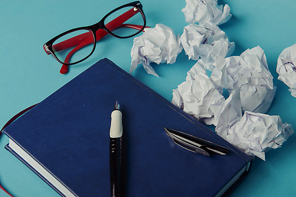 포토 JPG 해외이미지 디자인 종이 커피 백그라운드 비즈니스 탁자 직장 사람없음 그래픽 컵 컴퓨터 사무실 알약 펜 우주 쪽지 공책 공백 흰색 키보드 업무 정상 책상 문서 항목 해외202004 해외포토 식기 음료 컬러 가구 회사 문구용품 전자제품 필기구 약 작업 파일형식