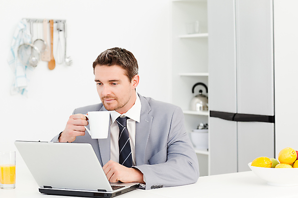 포토 JPG 해외이미지 백인 라이프스타일 응시 남자 행복 음료 백그라운드 인터넷 휴식 실내 한명 사람 앉기 성인 컵 노트북 빛 컴퓨터 기쁨 방 흰색 업무 비즈니스맨 성인남자한명만 해외202004 해외포토 서양인 1 식기 시선 감정 컬러 컨셉 비즈니스 모션 내부 생활 전자제품 작업 직장인 남자한명만 성인남자만 파일형식