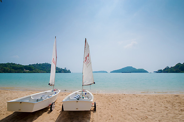 포토 JPG 해외이미지 모래 스포츠 바다 요트 태국 자연 하늘 항해 사람없음 작음 정박 돛대 푸켓 해외202004 해외포토 아시아 배_교통 크기 생태계 파일형식