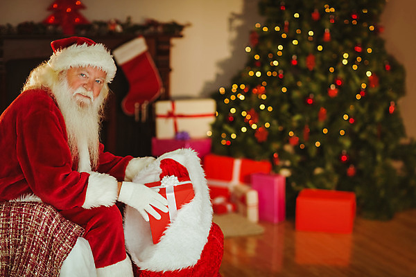 포토 JPG 해외이미지 백인 라이프스타일 노년 남자 크리스마스장식 크리스마스 거실 가정 불 양말 아파트 주택 따뜻함 선물 한명 장식 크리스마스트리 산타클로스 평화 축제 장식볼 축하 주기 벽난로 안락의자 전나무 스터핑 노인남자한명만 해외202004 해외포토 자연요소 서양인 나무 1 기념일 컨셉 의자 모션 사람 성인 건물 생활 남자한명만 노인남자만 파일형식