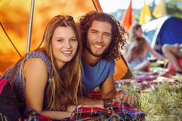 포토 JPG 해외이미지 백인 커플 여자 남자 행복 포옹 함께함 텐트 사랑 여러명 20대 성인 야외 햇빛 맑음 봄 시골 담요 캠핑장 흥분 스타일 성인만 해외202004 해외포토 서양인 계절 감정 다수 컨셉 관계 안기 날씨 캠핑도구 사람 청년 태양 캠핑 파일형식