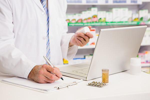 포토 JPG 해외이미지 손 응시 실내 신체부위 노트북 컴퓨터 약 기록 작업 약국 처방 조제 약사 의료성형뷰티 해외202004 해외포토 시선 의학 사람 내부 전자제품 만들기 파일형식