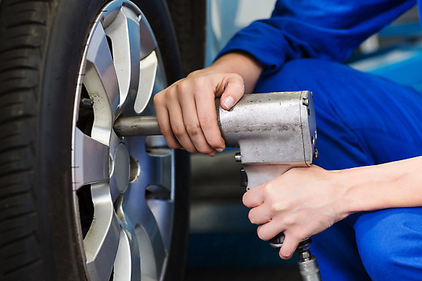 포토 JPG 해외이미지 백인 직업 여자 자동차 노동자 실내 작업복 한명 20대 성인 공구 작업 바퀴 작업실 기술자 확인 서비스 타이어 정비공 정비소 차고 성인여자한명만 해외202004 해외포토 서양인 1 옷 육상교통 사람 청년 내부 도구 여자한명만 성인여자만 파일형식