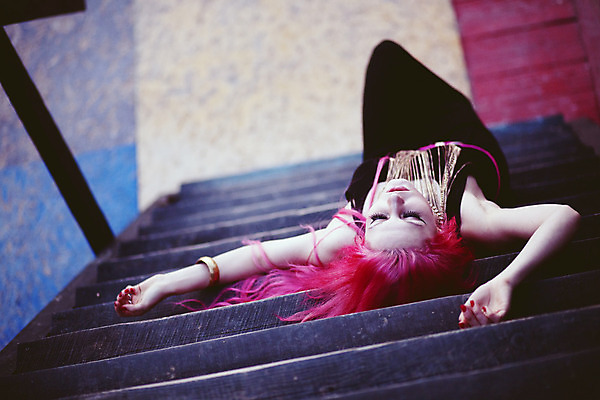 포토 JPG 해외이미지 백인 모델 라이프스타일 헤어스타일 응시 옷 여자 행복 문화 벽 분홍색 거리 한명 사람 야외 10대 컬러풀 유행 활발 댄서 표현 도시 시원함 엉덩이 지하 타운 강렬 펑크 스타일 힙스터 해외202004 해외포토 서양인 직업 1 시선 패션 감정 컬러 컨셉 청소년 생활 신체부위 파일형식